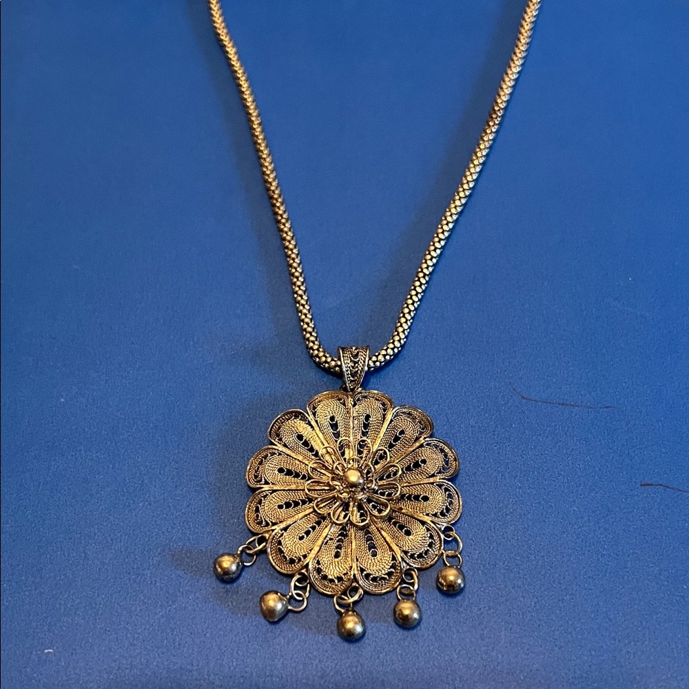 925 Sterling Silver - Vintage
Flower Filigree With Ball
Pendant